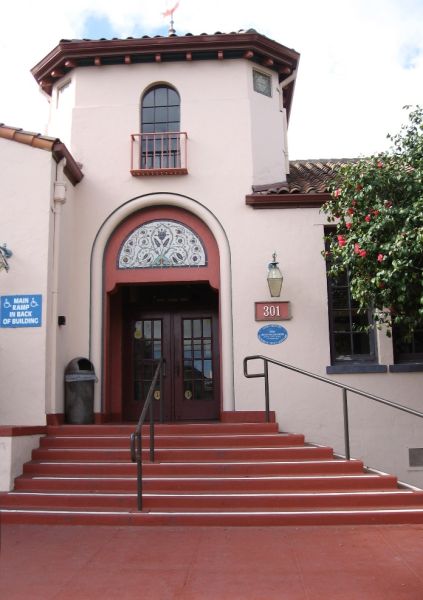 File:Louden-Nelson-Center.jpeg